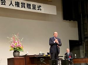 表彰後、スピーチを行う石井さん（写真）
