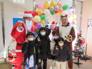 サンタクロースとトナカイと一緒に記念撮影（写真）