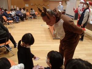 ビンゴゲームをのぞき込むトナカイ（写真）