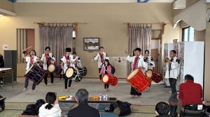 会場を盛り上げる太鼓演奏（写真）