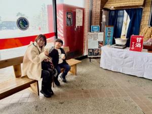 甘酒を楽しむ親子（写真）