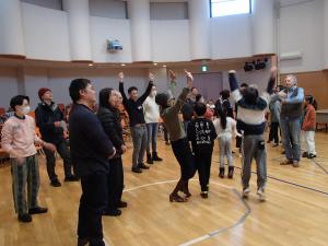 クイズに正解して喜ぶ参加者たち（写真）