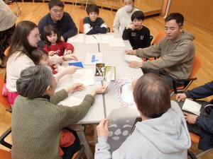 日本の伝統的な遊びである福笑いに挑戦（写真）