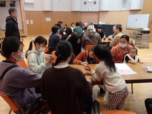 グループに分かれて自己紹介（写真）