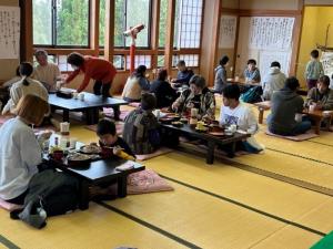 そば祭りでの食事の様子（写真）