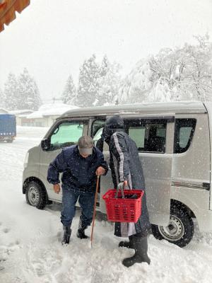 高齢者生活支援事業「どこでもドア」買い物ツアーの活動の様子（写真）