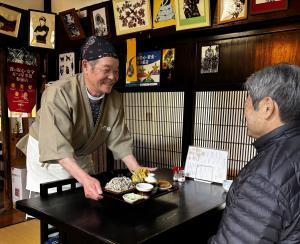 活動地域の様子　そばを提供する様子（写真）