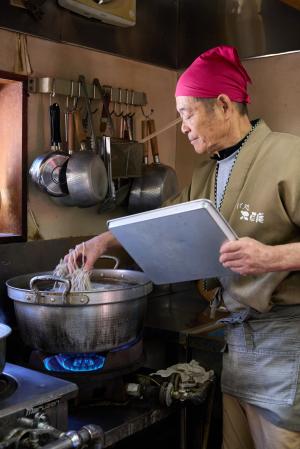 活動の様子　そばをゆでる様子（写真）