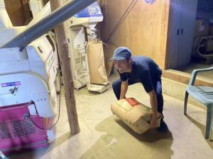 活動の様子　米袋を運ぶ様子（写真）