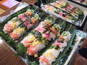活動の様子　郷土料理の笹寿司（写真）