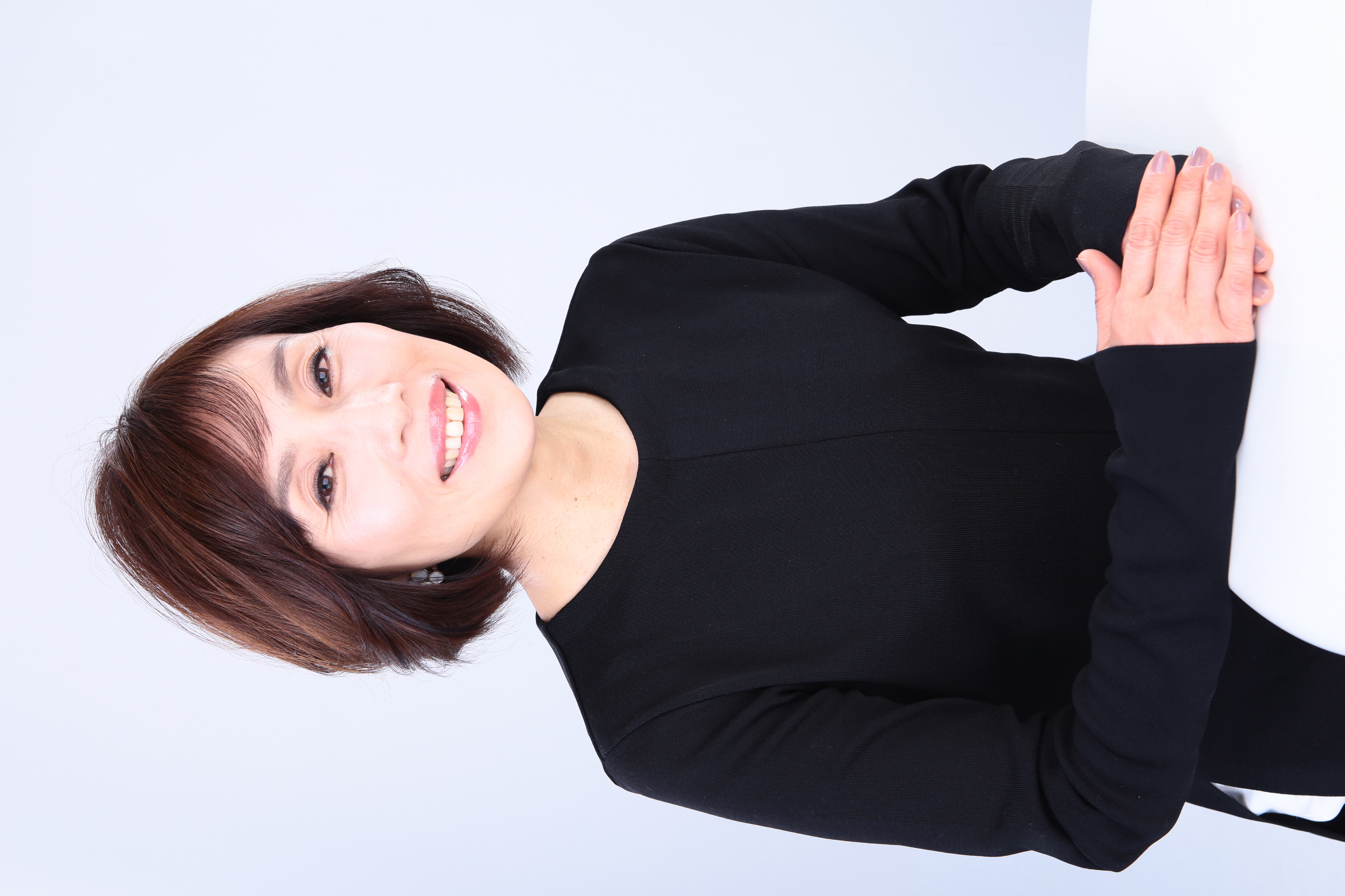 石井睦美（写真）