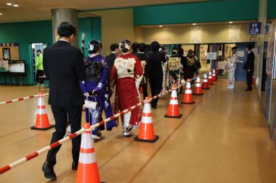 式場に移動する様子（写真）