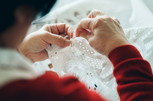 レースを制作する手元（写真）