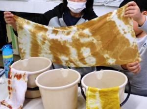 草木染　染色の様子（写真）