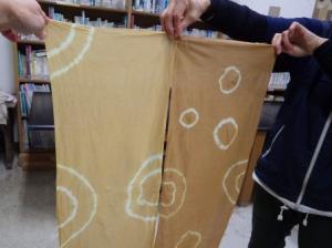 草木染　染め上がった作品（写真）