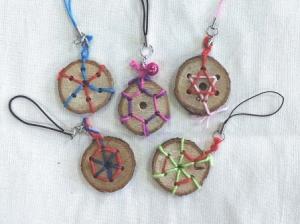 様々な色の糸を使った作品例（写真）