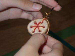 木のヒモ組ストラップ（写真）