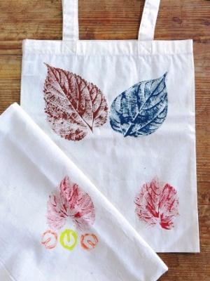 葉っぱスタンプで模様をつけた作品（写真）