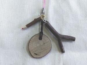 小枝と輪切りのストラップ（写真）