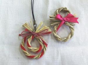  丸い形状のワラストラップ（写真）