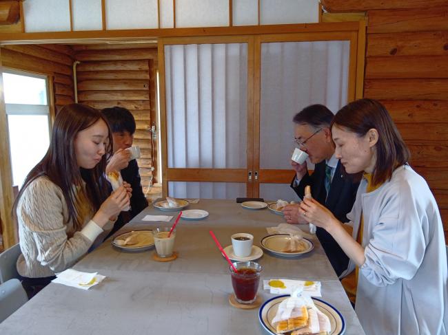 飲食の様子（写真）