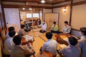 高橋孫左衛門商店の2階で説明を受ける高校生たち（写真）