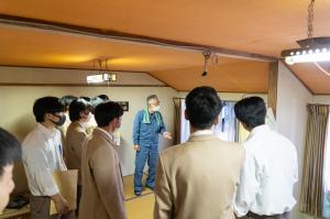 町家を見学する高校生たち（写真）