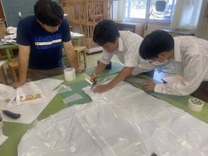 影絵の作成　紙を切る様子（写真）