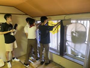 影絵を設置している様子（写真）