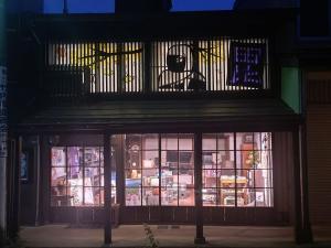 ライトアップされた影絵（写真）