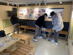 床の清掃をする様子（写真）