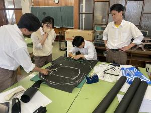 影絵作成の様子（写真）