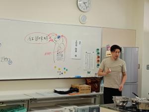 人工甘味料について講義をする講師（写真）