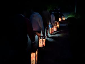 ちょうちんを持ち、秋葉神社を目指して上る様子