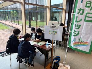 「また明日カレッジ」がブースで説明会をしている様子（令和7年度開催時の写真）