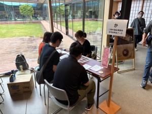 「ポプラの家」がブースで説明会をしている様子（令和7年度開催時の写真）