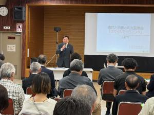 市長が説明している写真