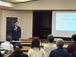 市長が説明している写真