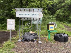 下牧登山道入口土置き場の様子（写真）