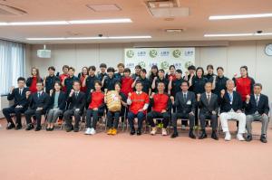 女子ソフトボールチーム「太陽誘電ソルフィーユ」による訪問(写真)