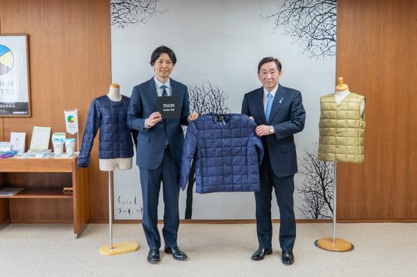 株式会社D.O.Nと上越市長(写真)