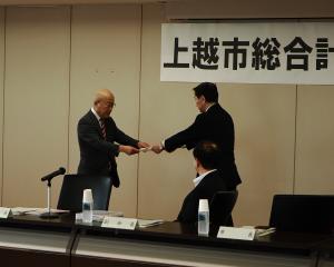 市長から審議会会長への諮問の様子（写真）
