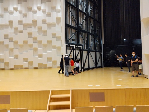 音響反射板の転換の様子(写真)