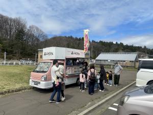 晴天下のキッチンカー（五智公園）の写真