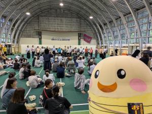おーちゃんと会場の様子(写真)