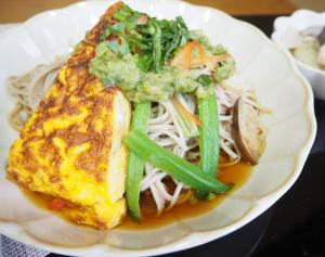 そばまつりで提供する「冷かけ蕎麦夏彩セット」の写真