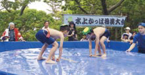 水上かっぱ相撲大会の様子(写真)