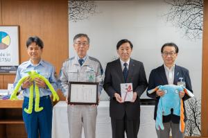 危険物安全協会上越北支部から諏訪中学校への寄贈物品の受領(写真)