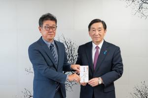 観桜会美化キャンペーン実行委員会からの寄附金の受領(写真)