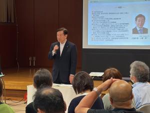 市長が説明している様子